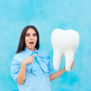 Woman-holding-a-wisdom-tooth